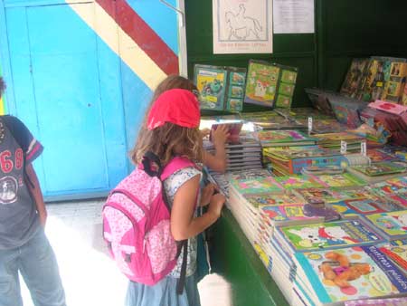 Today the kids are visiting the book market in the Alameda Park 